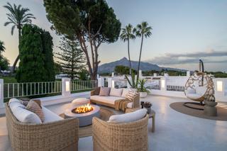 Casa adossada en Aloha. Adosado de cuatro dormitorios con vistas al mar y la montaa en