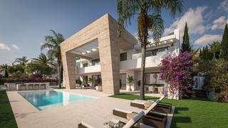 Casa en Nueva Atalaya. Villa de cinco dormitorios con solárium en azotea en estepona