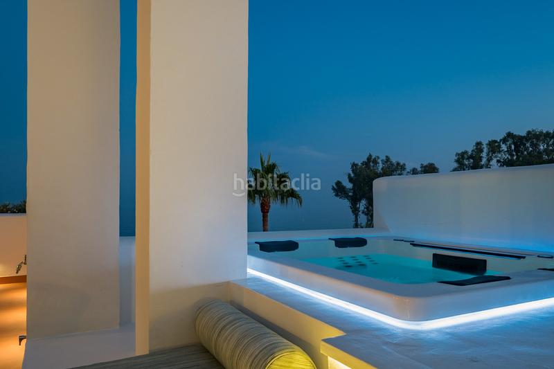 Foto 53b95eba-7709-40f2-84d3-f984246edb4e. Apartamento ático de lujo en primera línea en bahía dEl Velerín, en Estepona
