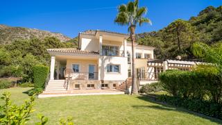 Maison à Istán. Villa familiar con vistas panorámicas al lago y a la montaña en