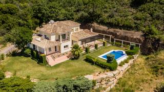 Casa en Istán. Villa familiar con vistas panorámicas al lago y a la montaña en