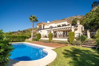 Casa en Istán. Villa familiar con vistas panorámicas al lago y a la montaña en