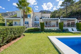 Haus in Istán. Villa familiar con vistas panorámicas al lago y a la montaña en