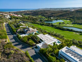 Casa en Casares Golf - Casares del Sol. Villas de lujo frente al campo de golf en finca cortesin