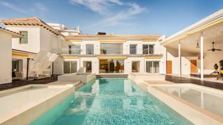 Casa a Guadalmina Alta. Villa moderna de seis dormitorios cerca del golf de guadalmina