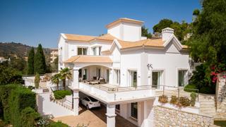 Casa a Elviria. Villa clásica española con vistas panorámicas en marbella este