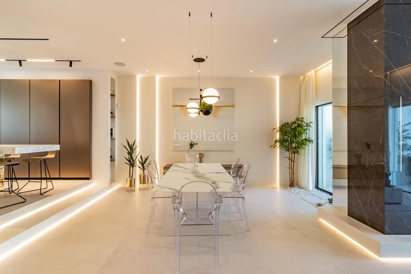 Foto 1cdbc5d0-1f20-4abc-9996-46b038ad3b8a. Casa adosada adosada en primera línea de playa con vistas al mar, milla de oro en Marbella