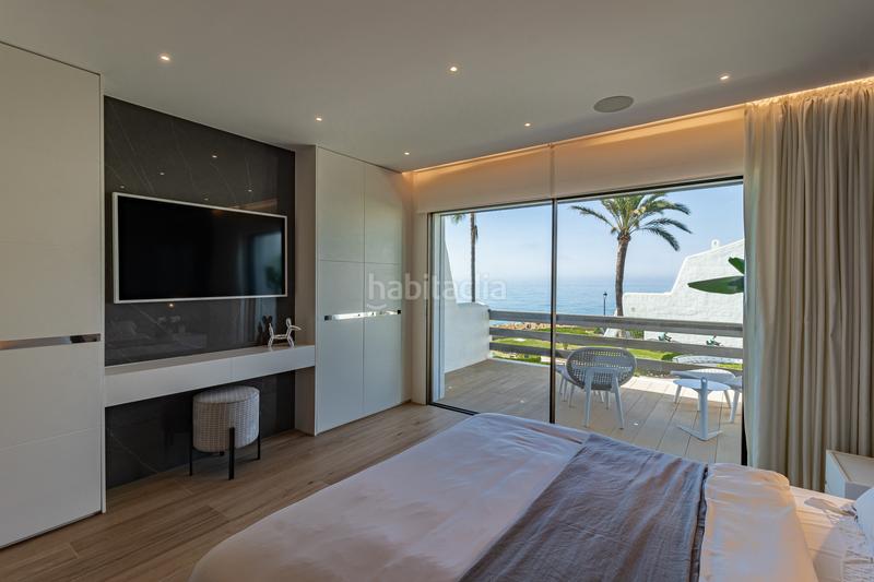 Foto 2ebe158e-fbc5-4380-82bf-f5563e6e4e95. Casa adosada adosada en primera línea de playa con vistas al mar, milla de oro en Marbella