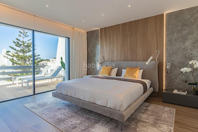 Foto 4c12c2ea-fc3a-4fe1-a059-8713850f6cf7. Casa adosada adosada en primera línea de playa con vistas al mar, milla de oro en Marbella
