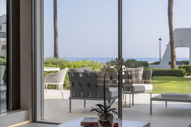 Foto 749867ad-33e9-4556-9b39-5e31f20a5dee. Casa adosada adosada en primera línea de playa con vistas al mar, milla de oro en Marbella
