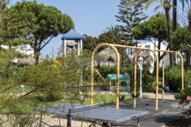 Foto 9f7f47b4-f390-4342-b238-cea387687a76. Casa adosada adosada en primera línea de playa con vistas al mar, milla de oro en Marbella