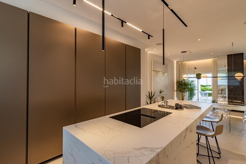 Foto b7a76b94-d2d8-4369-b926-45f80b9d8350. Casa adosada adosada en primera línea de playa con vistas al mar, milla de oro en Marbella