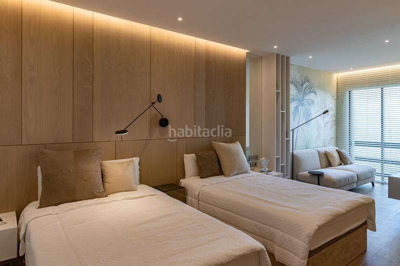 Foto c51496a2-5d42-4bc7-a0f4-70bcf4b07975. Casa adosada adosada en primera línea de playa con vistas al mar, milla de oro en Marbella