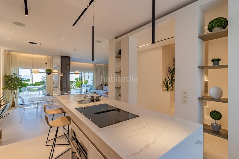 Foto d001eaf2-bd94-437b-ad16-afcbd41a4883. Casa adosada adosada en primera línea de playa con vistas al mar, milla de oro en Marbella
