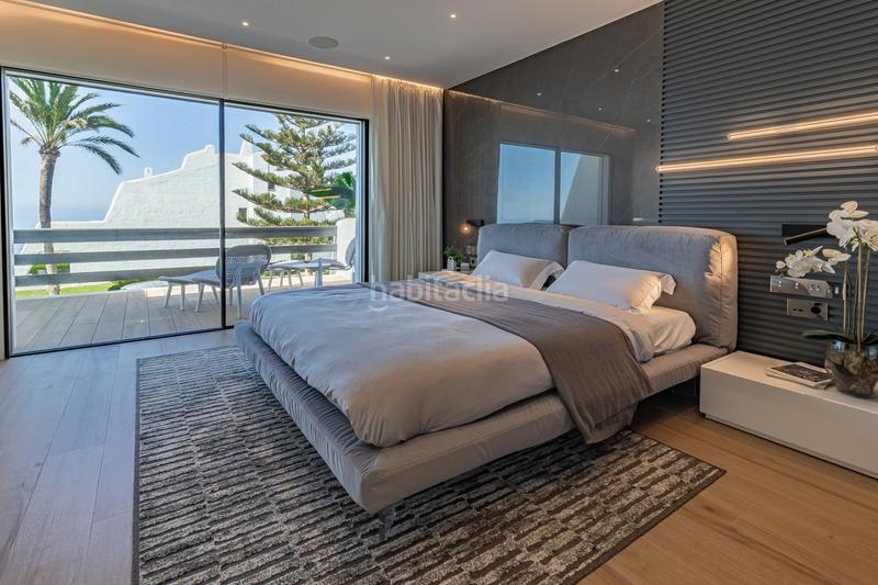 Foto dfb35dd8-8d5d-4614-b6f4-728a35708f06. Casa adosada adosada en primera línea de playa con vistas al mar, milla de oro en Marbella
