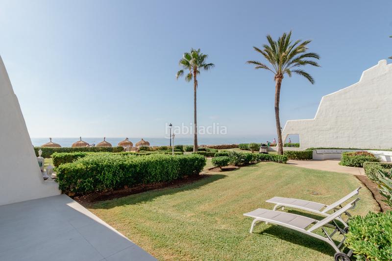Foto e59f7bbe-62ee-401f-a7d3-773cb9b1ad46. Casa adosada adosada en primera línea de playa con vistas al mar, milla de oro en Marbella