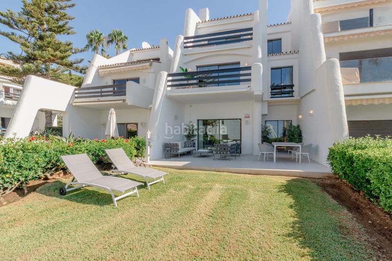 Foto e7e77dec-a9d9-4584-83f2-1493377923d9. Casa adosada adosada en primera línea de playa con vistas al mar, milla de oro en Marbella