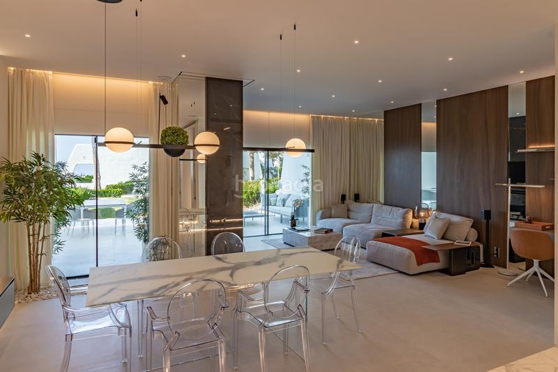 Foto f39643fe-9a3a-4131-96dd-d2795af5269e. Casa adosada adosada en primera línea de playa con vistas al mar, milla de oro en Marbella