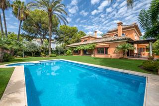 Maison à Sierra Blanca. Villa clásica mediterránea en altos reales, marbella