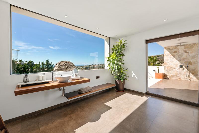 Foto baa1ab44-07f6-43e9-bc84-b60b9a23583d. Casa  leon casa contemporánea con vistas panorámicas al mar y al golf en Benahavís