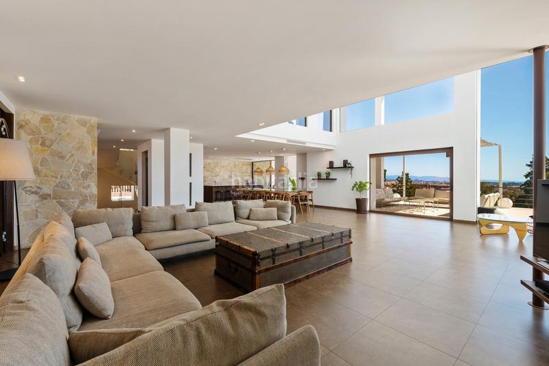 Foto eac76628-334a-4397-9a31-3fed7a62260a. Casa  leon casa contemporánea con vistas panorámicas al mar y al golf en Benahavís
