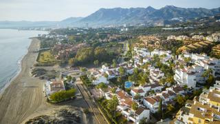 Casa adossada a Bahía de Marbella. Adosado llave en mano, junto al mar en marbella este