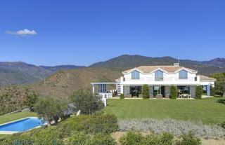 Casa a Montemayor - Marbella Club. Villa de estilo mediterráneo con vistas panorámicas en comunidad