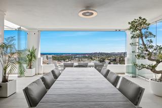Apartamento en Los Naranjos. Amplio apartamento con vistas al mar en nueva andalucía
