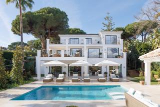 Casa en Las Brisas. Villa de lujo de cinco dormitorios con vistas al golf y a la mon