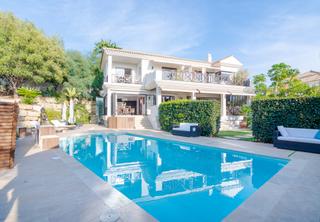 Casa en Los Naranjos. Moderna villa familiar en nueva andalucia