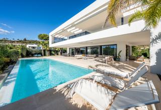 Casa a Los Naranjos. Villa contemporánea en una comunidad cerrada