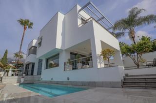 Casa a Sierra Blanca. The cube  elegante villa de estilo escandinavo