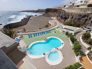 Rent Flat in Calle gardenia. Exclusiva vivienda en primera línea de mar en la costa de telde