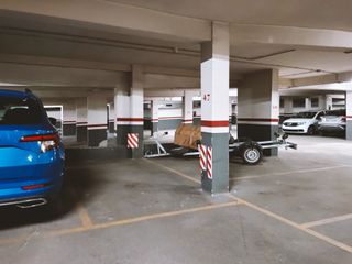 Parking voiture à Centre. Plaza de aparcamiento para coche medio.