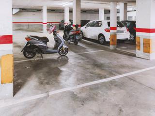 Parking voiture à Urbanitzacions. Plaza de aparcamiento de 12m2 para coche medio