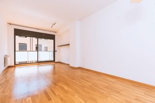 Etagenwohnung in Sant Cebrià de Vallalta. Acogedor piso con piscina, parking y trastero en el centro de sa