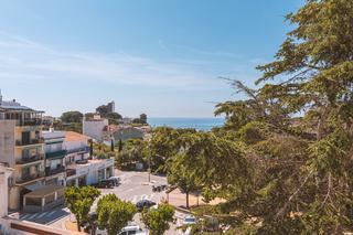 Appartement à Urbanitzacions. Luminoso piso con terraza y vistas al mar en encantador pueblo c