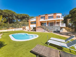 Chalet en Urbanitzacions. Casa unifamiliar independiente con terraza, jardín y piscina cer