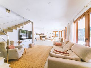 Casa a Urbanitzacions. Casa unifamiliar independiente con terraza, jard�n y piscina cer