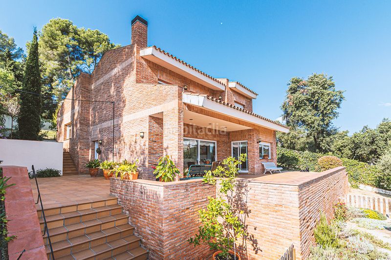 Foto 0b12e6f6-69c0-494e-afa9-ec78f3a9850f. Chalet with fireplace heating parking in Urbanitzacions Sant Pol de Mar