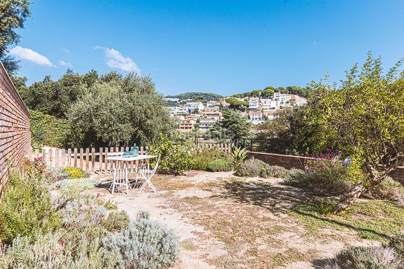 Foto be5ebe7c-6eb8-49ff-838e-641005260c02. Chalet with fireplace heating parking in Urbanitzacions Sant Pol de Mar