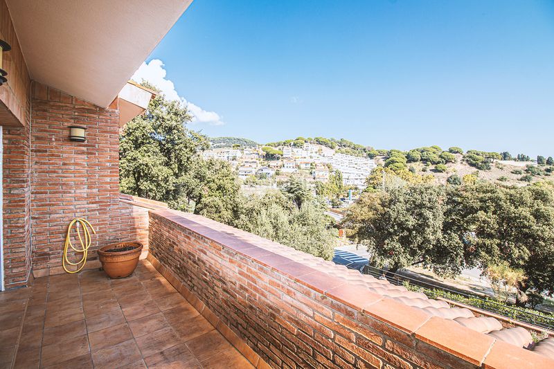 Foto fdfea807-5b97-4b4f-b80d-baeffc31aeee. Chalet with fireplace heating parking in Urbanitzacions Sant Pol de Mar