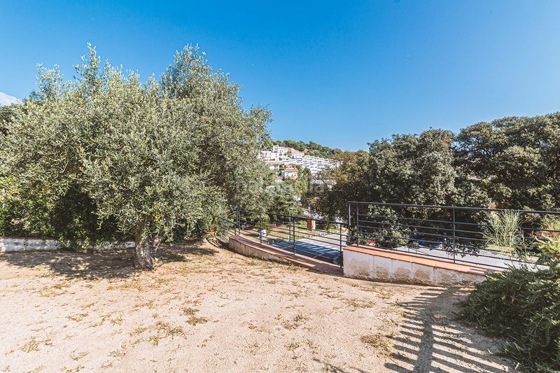 Foto fe88b662-6bdb-44e7-8ef2-c9824f59eb25. Chalet with fireplace heating parking in Urbanitzacions Sant Pol de Mar