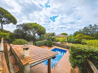 Chalet in Sant Cebrià de Vallalta. Amplia torre con piscina, jardín y grandes espacios exteriores