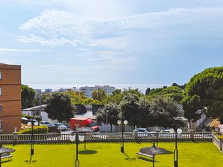 Appartamento in Urbanitzacions. Piso con piscina comunitaria, terraza, vistas al mar y garaje en
