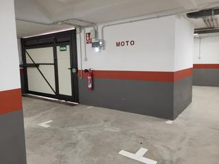 Parking coche en La Cuesta - Finca Espaa. Plaza de aparcamiento para motocicletas en un garaje subterrneo