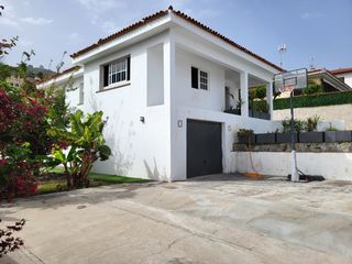 Casa a Sauzal (El). Vivienda unifamiliar de estilo bungaló en la primavera
