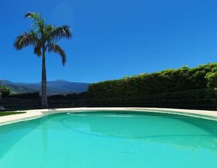 Haus in El Durazno. Casa moderna para la familia con piscina y unas vistas de ensueñ