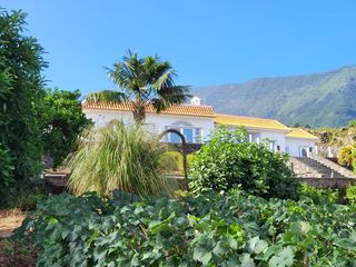 Casa a Cruz Santa. Finca en estado perfecto con vistas al mar y tres viviendas