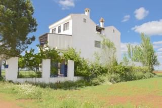 Xalet a De regueras sn. Chalet independiente con 3 plantas, terraza, y gran terreno en c